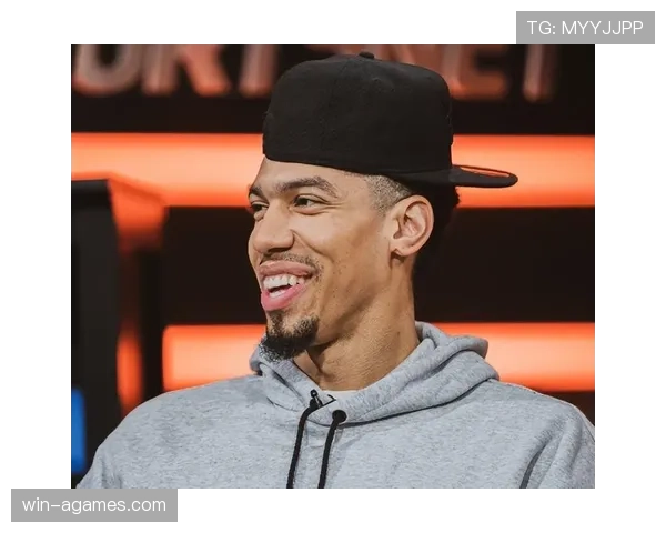 丹尼·格林无球跑动制造空位，3D价值在季后赛体系中凸显